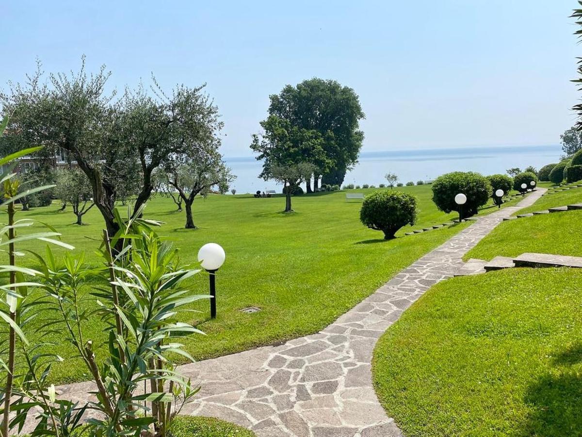 On The Beach Lake View Манерба-дель-Гарда Экстерьер фото