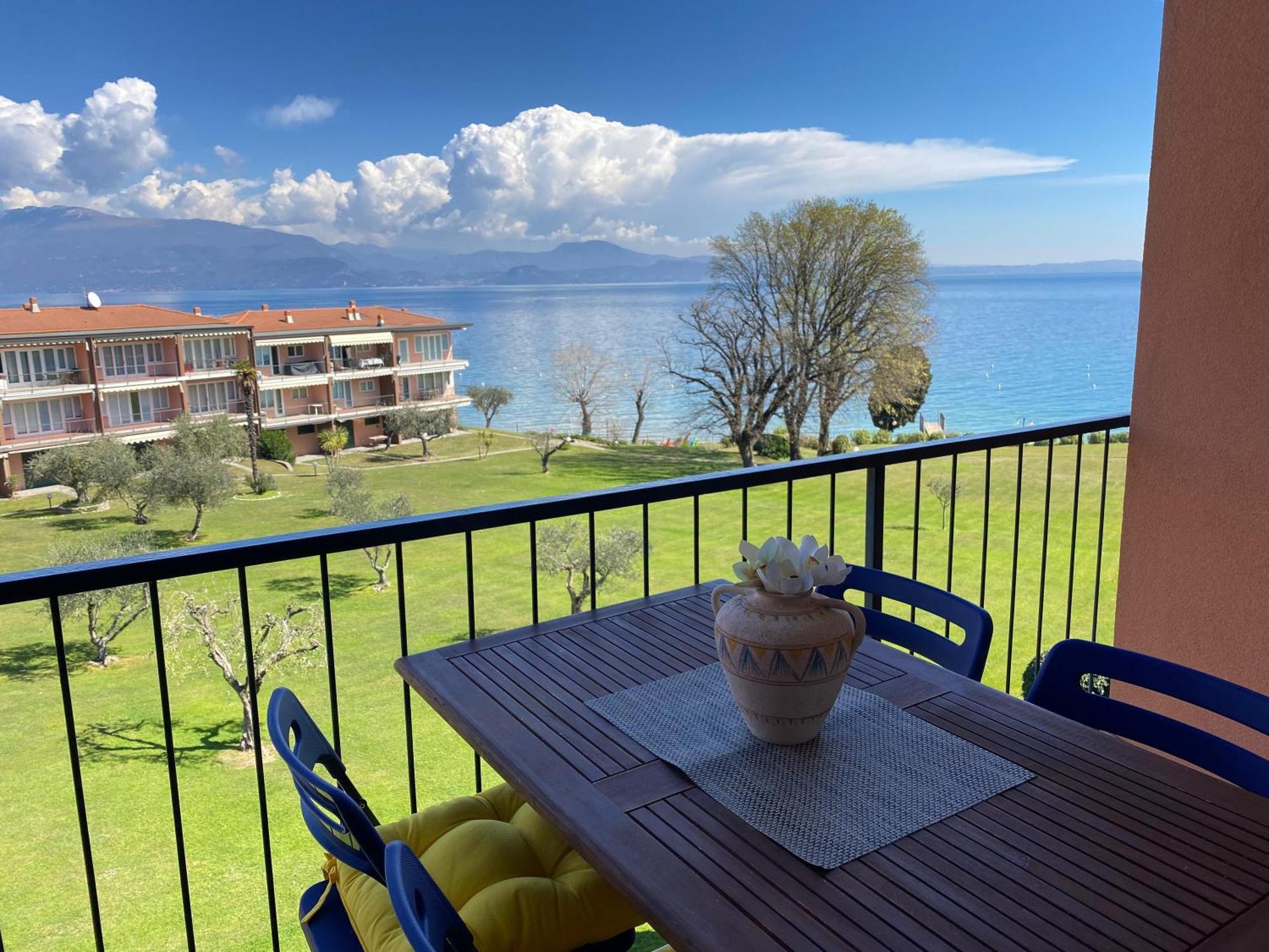 On The Beach Lake View Манерба-дель-Гарда Экстерьер фото